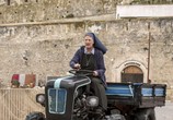 Фильм Добро пожаловать на юг 2, или соседям вход воспрещен / Non c'è più religione (2016) - cцена 6